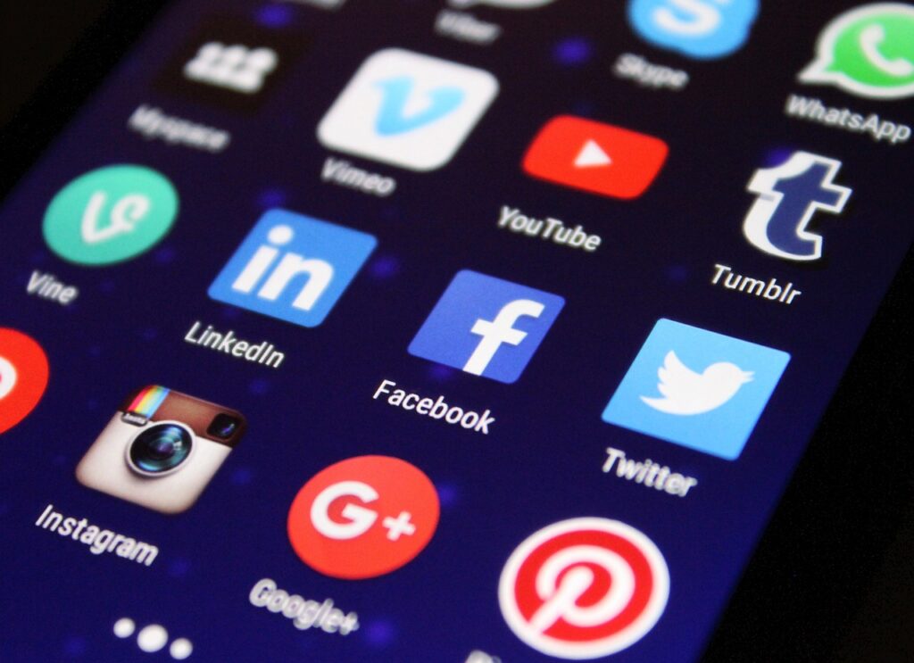 Jak rozpocząć biznes online? Praktyczny przewodnik krok po kroku e biznes krok po kroku – aplikacje mediów społecznościowych na ekranie smartfona wspierające marketing i sprzedaż online
