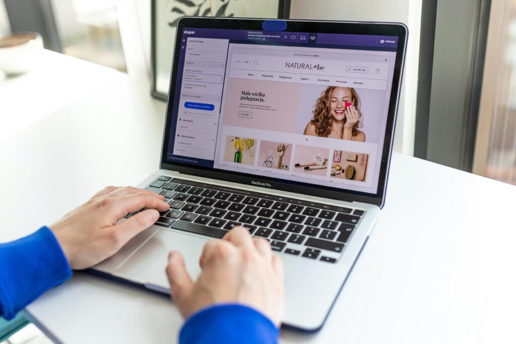 Jak Wykorzystać Branże E-commerce do Zwiększenia Sprzedaży Online branże e commerce – zarządzanie sklepem internetowym na laptopie w różnych sektorach sprzedaży online