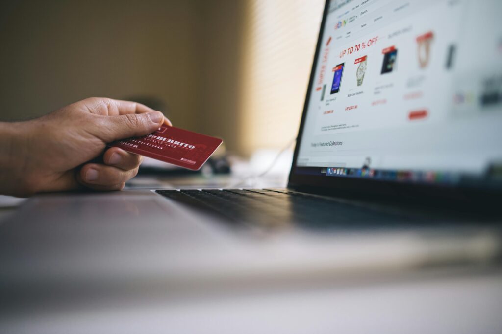 Jak rozkręcić sklep internetowy? Sprawdzone strategie na rozwój e-commerce Jak rozkręcić sklep internetowy – płatność kartą przy zakupach online na laptopie, skuteczny marketing e-commerce i zwiększanie sprzedaży w sklepie internetowym