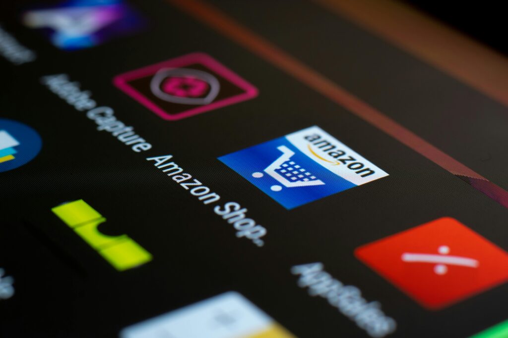 Firma Amazona: Jak Amazon Zmienia Rynek i Co To Znaczy dla Ciebie? firma Amazona – aplikacja Amazon Shop na ekranie smartfona jako symbol globalnej firmy e-commerce