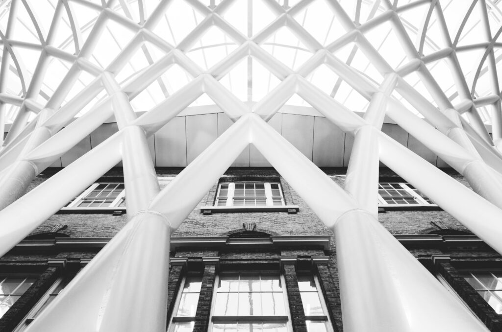 Cross selling – jak zwiększyć sprzedaż dzięki sprzedaży krzyżowej? Cross selling co to – krzyżująca się konstrukcja architektoniczna jako metafora sprzedaży krzyżowej i oferowania klientowi produktów uzupełniających